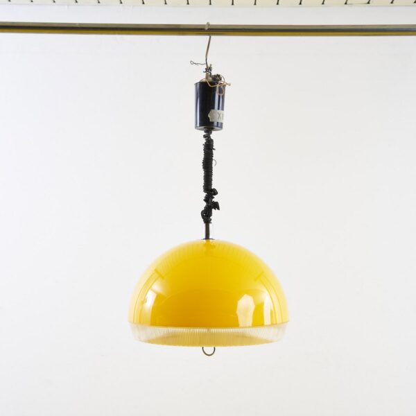 lampadario anni 50 in materiale plastico giallo